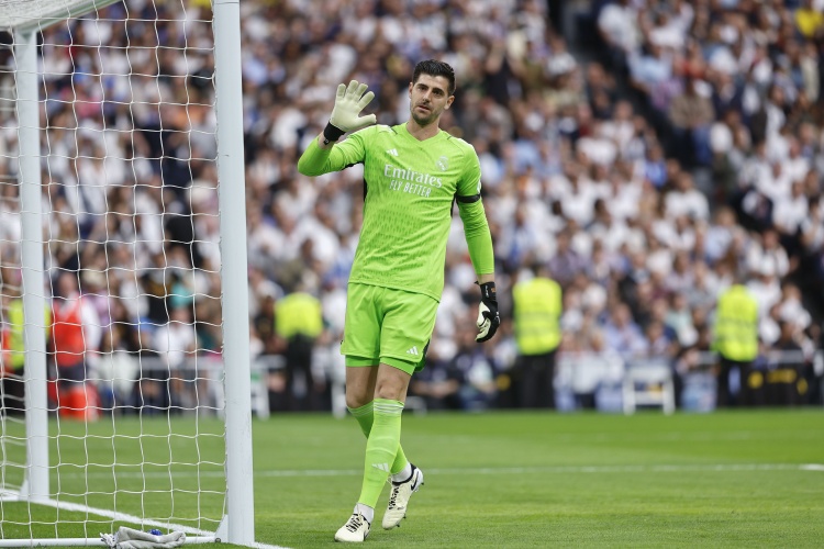 Bị người hâm mộ ném mảnh vỡ! Cựu cầu thủ Atletico Madrid nói về Courtois: Anh xử lý tình huống không